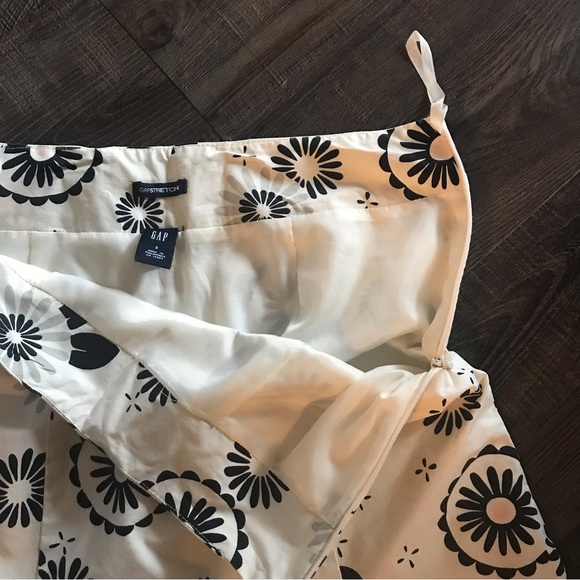 GAP Flowered Skirt - Size 8 - Picture 3 of 4
